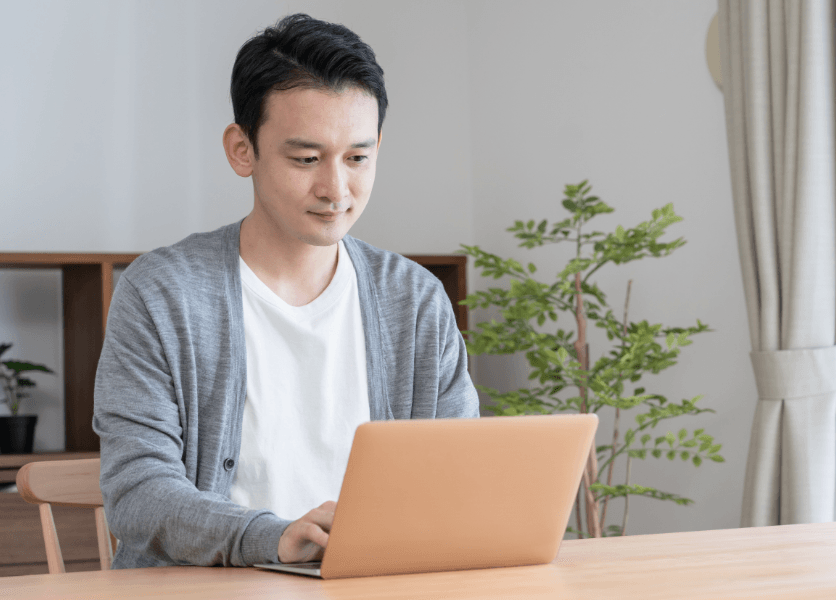 リモートワーク中の男性